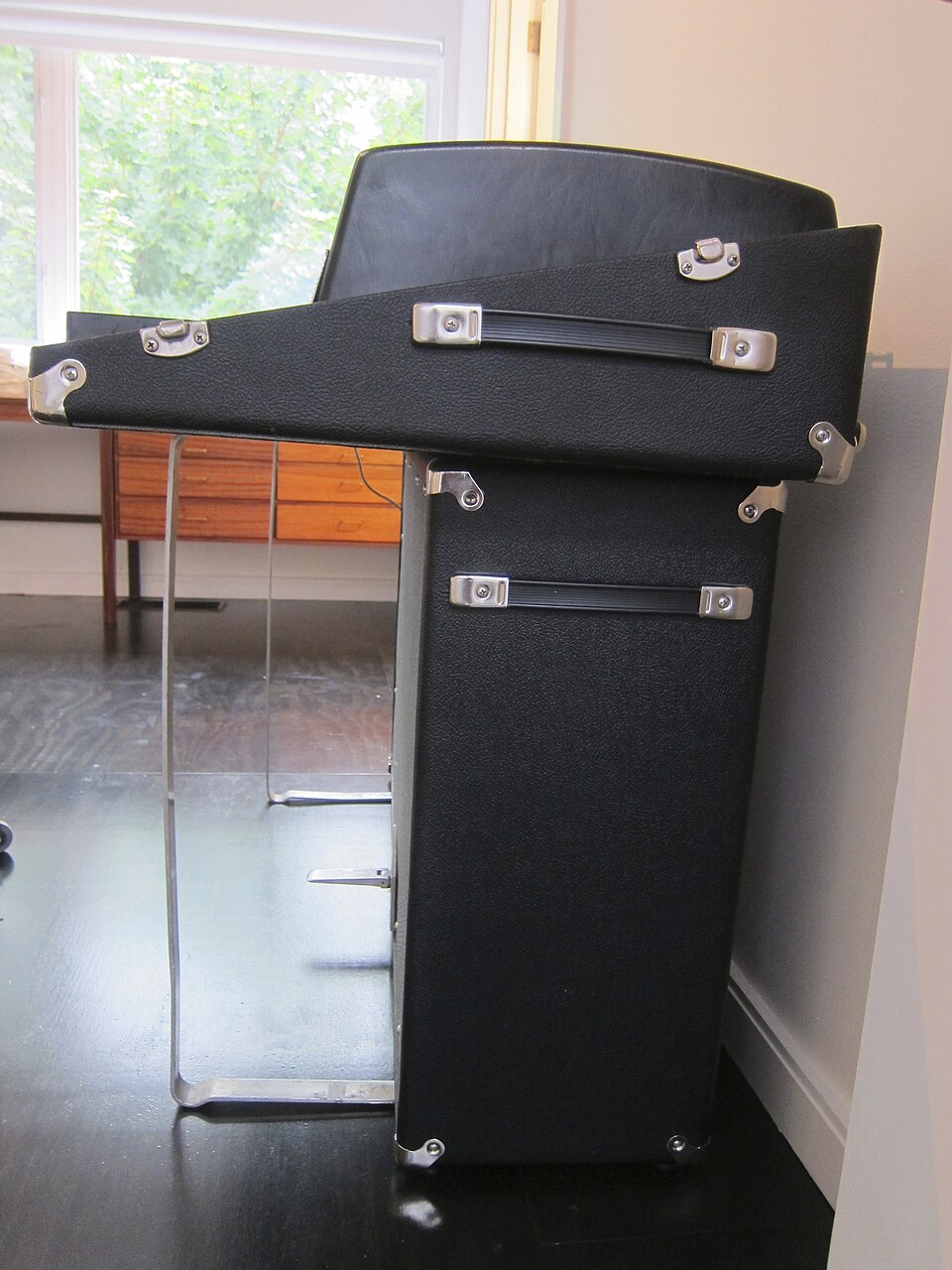 1974 Fender Rhodes Mark I Suitcase Piano 88-key (serial no. 10320) - right side (2013-08-02 13.59.35 by Daniel Spils)