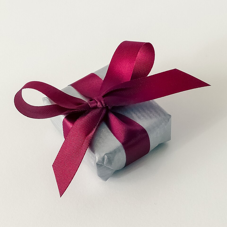 Gift wrapping in a jewellery shop 4