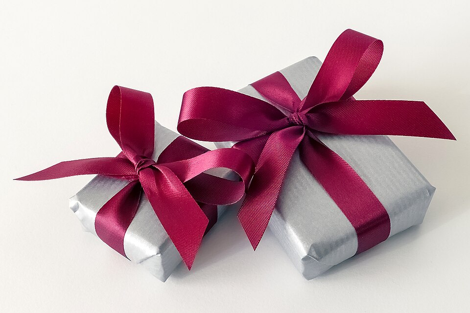 Gift wrapping in a jewellery shop 5
