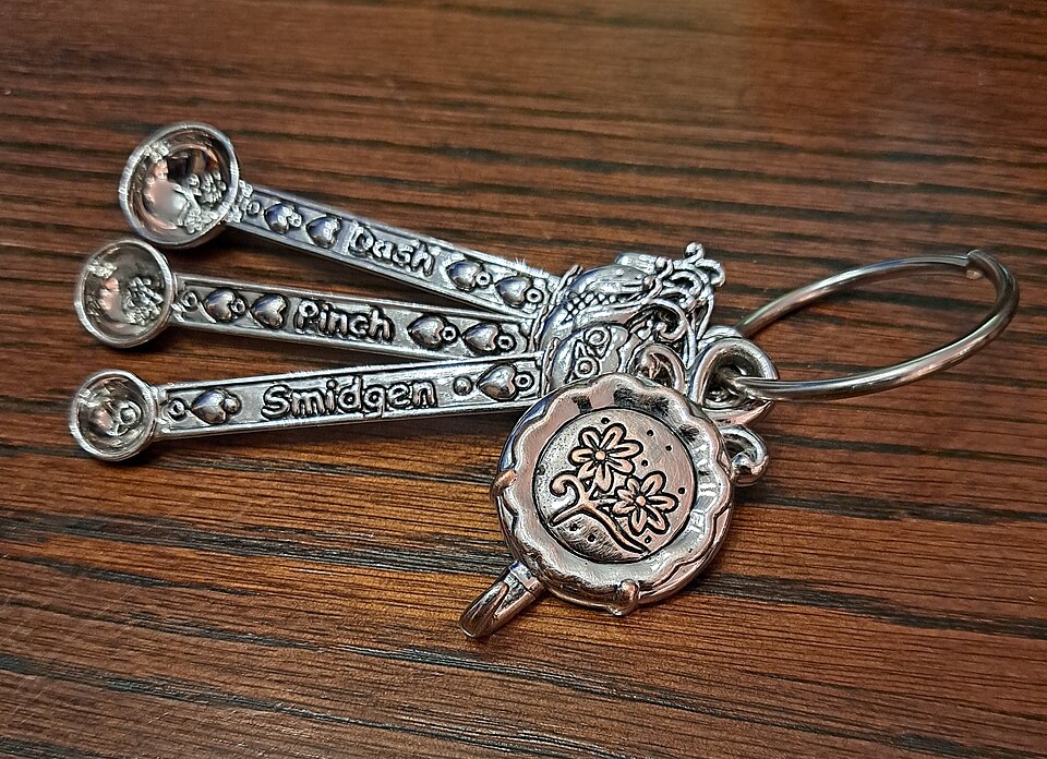 Dash, pinch, and smidgen measuring spoons