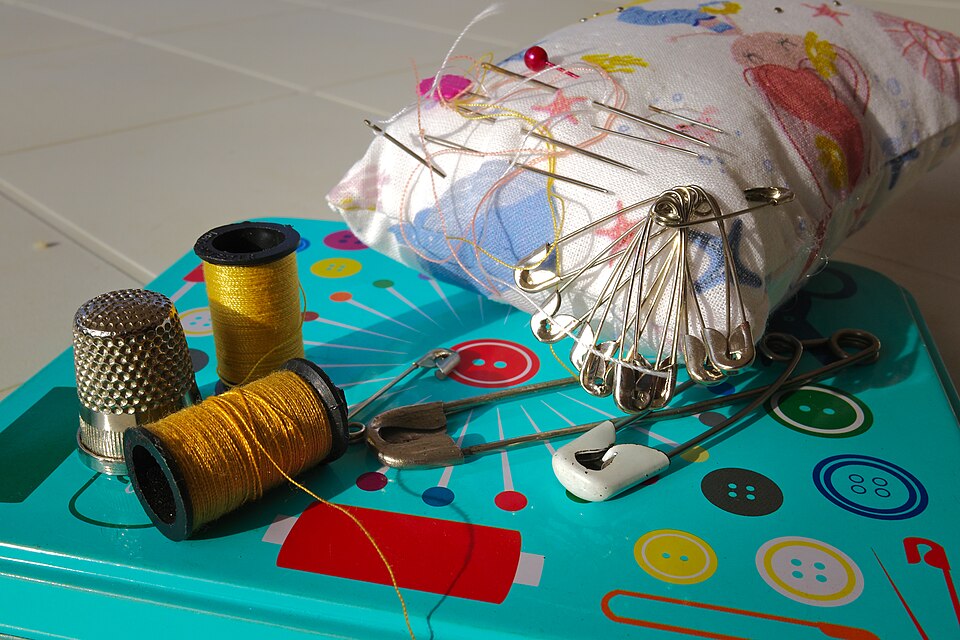 Head pins, sewing needles, safety pins, an other sewing utensils