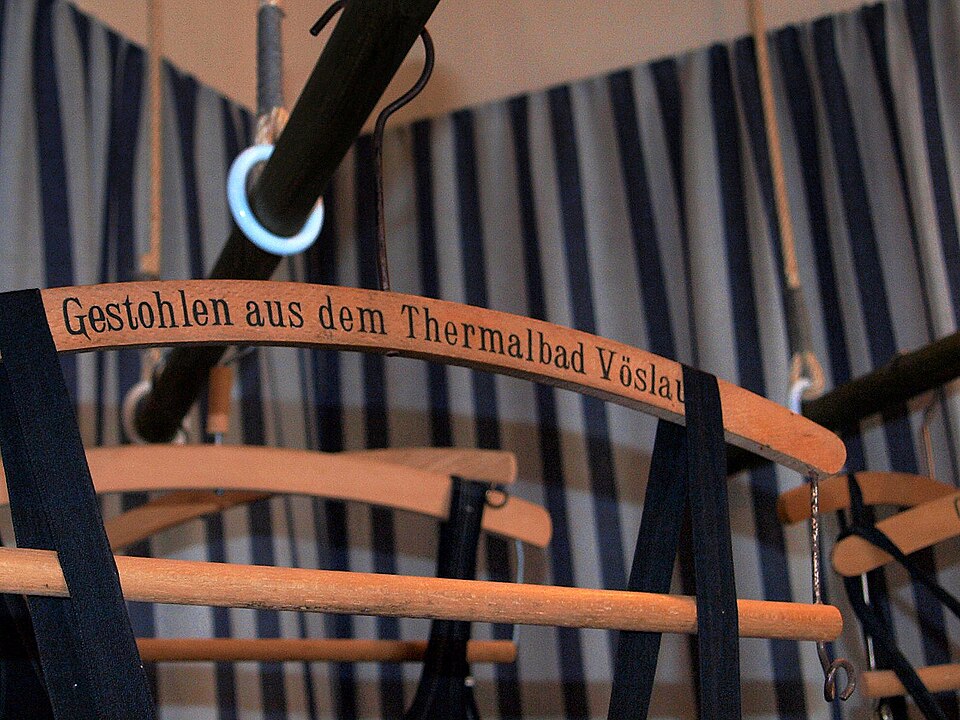 Clothes hanger - Kleiderbügel (4695135868)