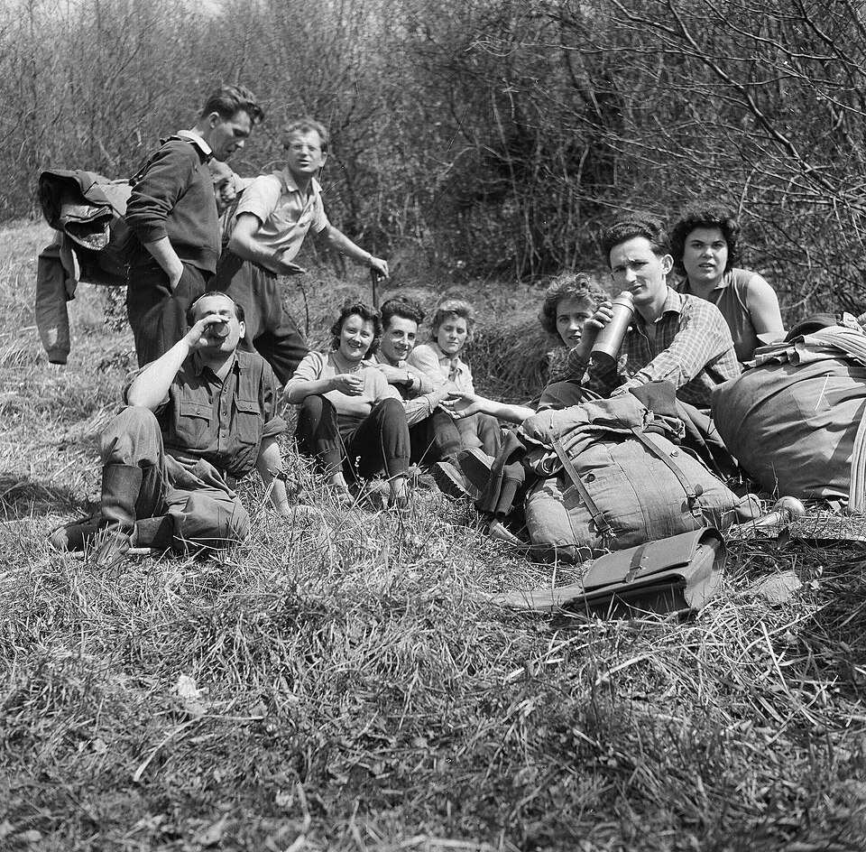 Excursion, tableau, backpack, shoulder bag, vacuum flask, relaxation, genre painting, boots, flashlight Fortepan 19205