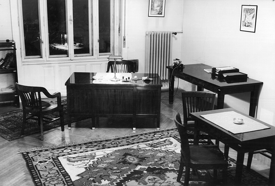 Interior, carpet, desk, telephone, radiator, bankers desk lamp Fortepan 105646