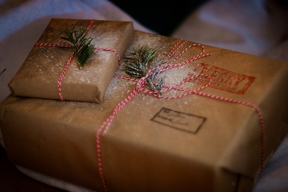 Holiday Paper Gift Wrapping (Unsplash)