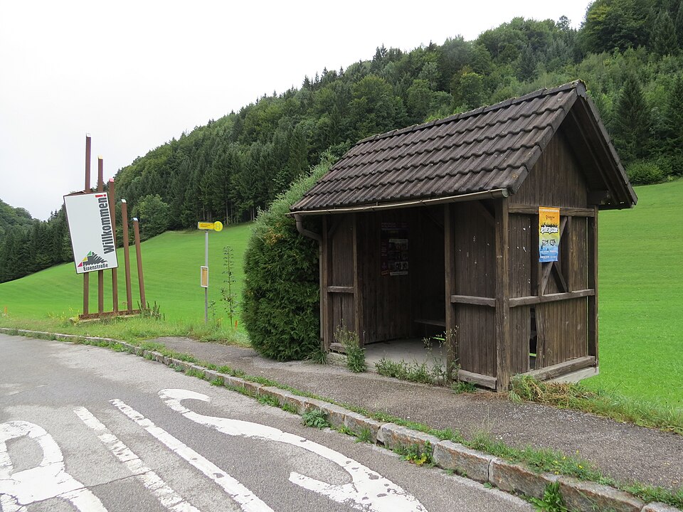 2017-09-01 (115) Bus stop Kreuztanne at St. Anton an der Jeßnitz