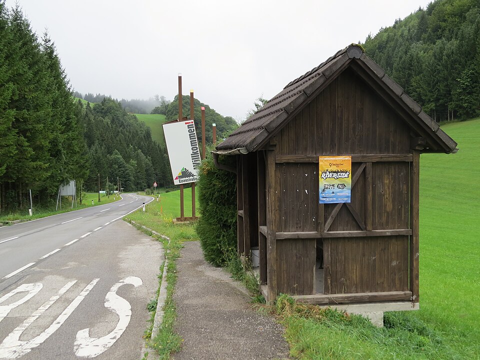 2017-09-01 (117) Bus stop Kreuztanne at St. Anton an der Jeßnitz