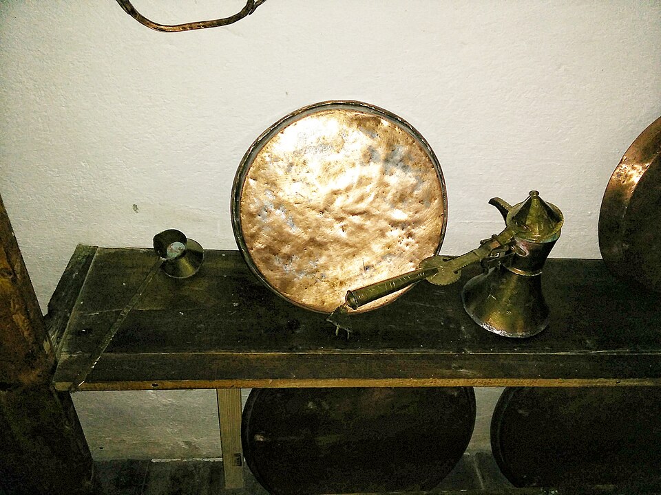 Baking pan and coffeepot Xhesve dhe tepsi