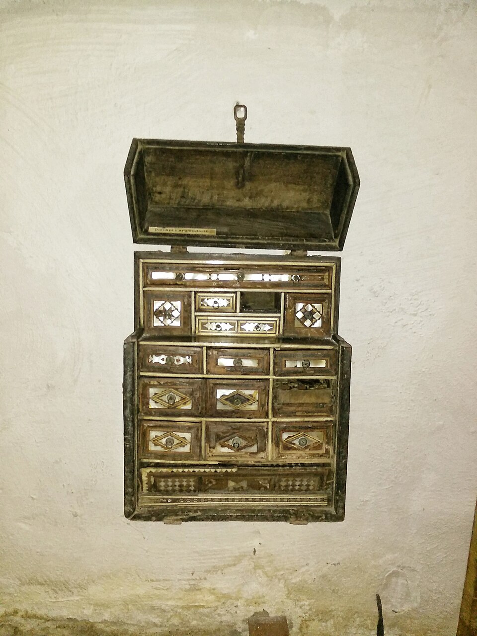 Jewelry holder with drawer used by women in Elbasan