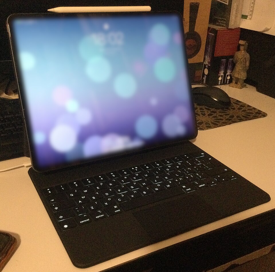 13 inch iPad Pro 2020 on a desk
